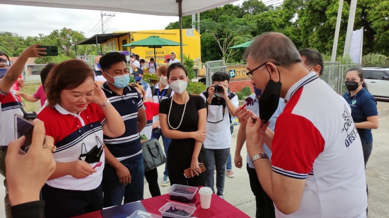 Science chief visits DOSTRUCK – PH’s first mobile coffee processing hub image
